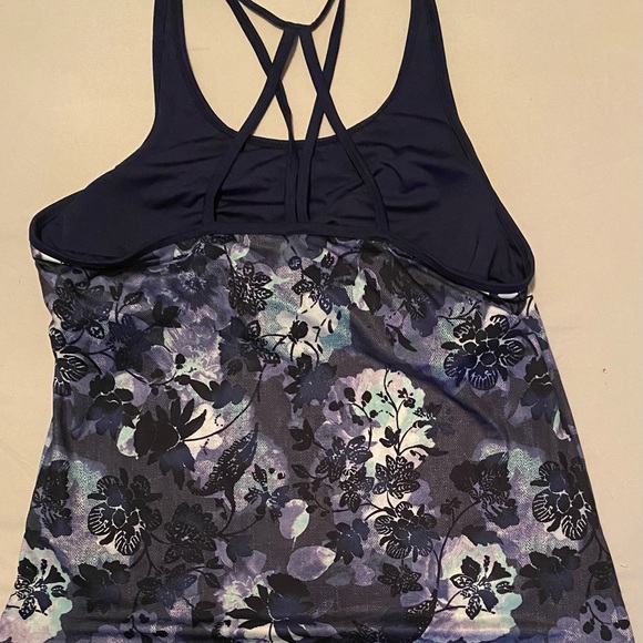 Women’s Activewear-Tank Top & Capris - Picture 3 of 8